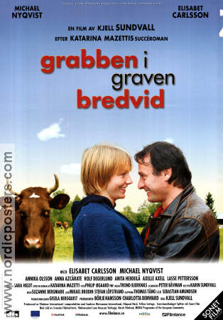 Grabben i graven bredvid 2002 poster Michael Nyqvist Elisabet Carlsson Annika Olsson Kjell Sundvall Romantik