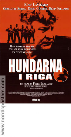 Hundarna i Riga 1995 poster Rolf Lassgård Björn Kjellman Benny Poulsen Pelle Berglund Text: Henning Mankell Hitta mer: Kurt Wallander Hitta mer: Skåne Poliser