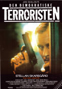 Den demokratiske terroristen 1992 poster Stellan Skarsgård Katja Flint Burkhard Driest Per Berglund Hitta mer: Hamilton Text: Jan Guillou Vapen Poliser Agenter