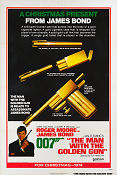 The Man with the Golden Gun 1974 poster Roger Moore Britt Ekland Christopher Lee Guy Hamilton Affischkonstnär: Robert E McGinnis Vapen