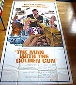 Mannen med den gyllene pistolen 1974 poster Roger Moore Britt Ekland Christopher Lee Vapen Hitta mer: Large poster